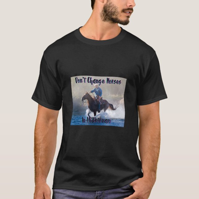 Camiseta Não mude de cavalos no meio da corrente. (Frente)
