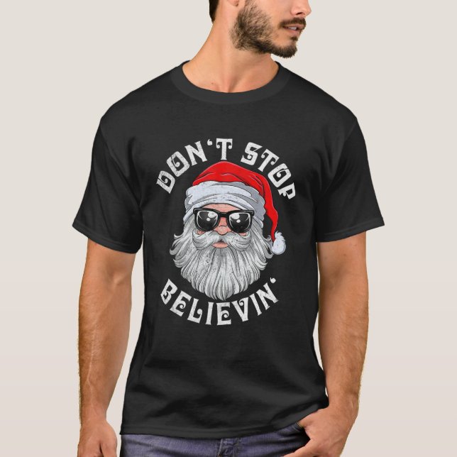 Camiseta Não pare de acreditar em Papais noeis de Natal Paj (Frente)
