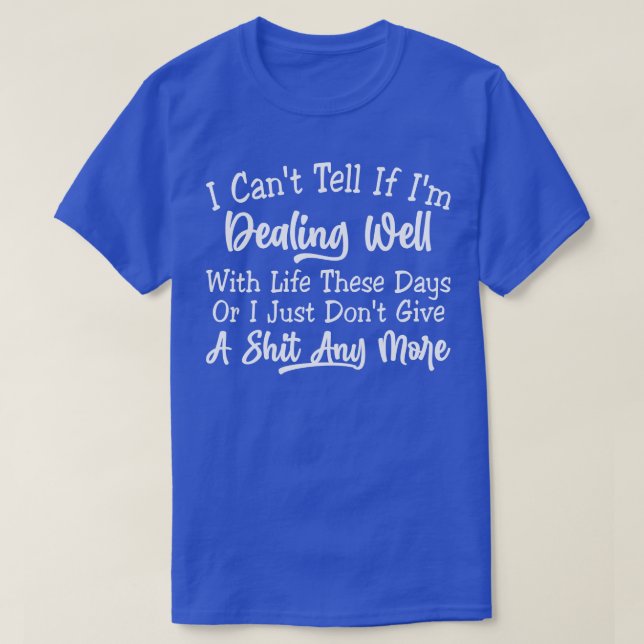 Camiseta Não Posso Dizer Se Estou Lidando Bem Com A Vida (Frente do Design)