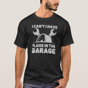 Camiseta Não posso ter planos no carro da garagem