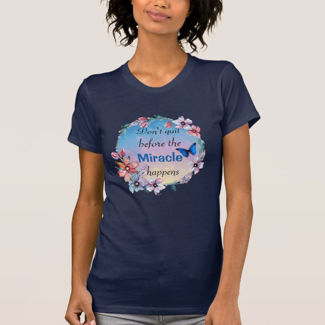 Camiseta Não Sair antes do milagre acontecer | Floral Azul (Frente)