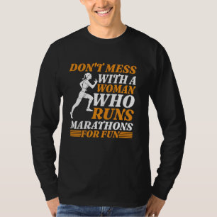 Camiseta Não se meta com uma mulher que dirige maratonas po