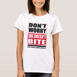 Camiseta Não se preocupe, ela não morde. Cães Engraçado