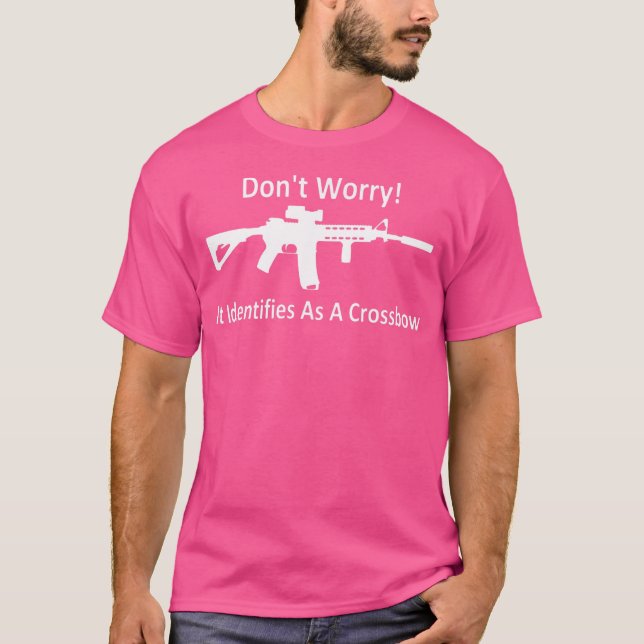 Camiseta Não Se Preocupe Que Ele Identifica Como Armas Engr (Frente)
