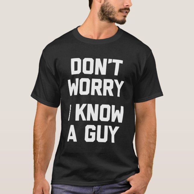Camiseta Não Se Preocupe Que Eu Conheça Uma Cara Dizendo (Frente)