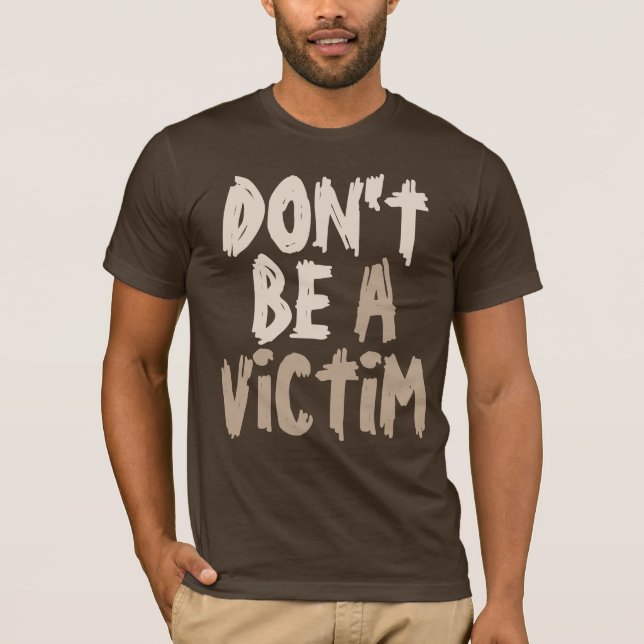 Camiseta Não seja uma obscuridade do slogan da vítima (Frente)