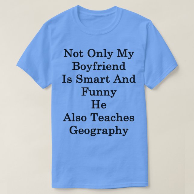 Camiseta Não Só Meu Namorado É Inteligente E Engraçado, Mas (Frente do Design)