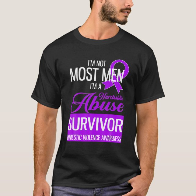 Camiseta Não sou a maioria dos homens sou um sobrevivente d (Frente)