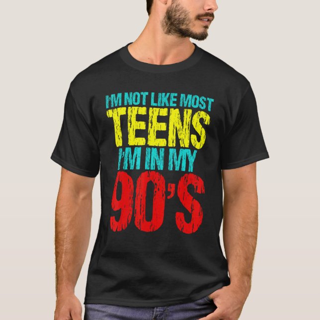 Camiseta Não sou como a maioria dos adolescentes que estou  (Frente)