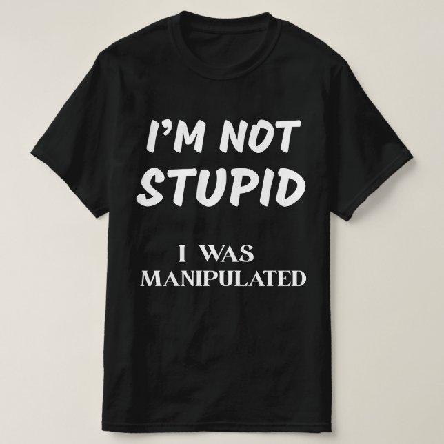 CAMISETA NÃO SOU ESTÚPIDO, FUI MANIPULADO (Frente do Design)