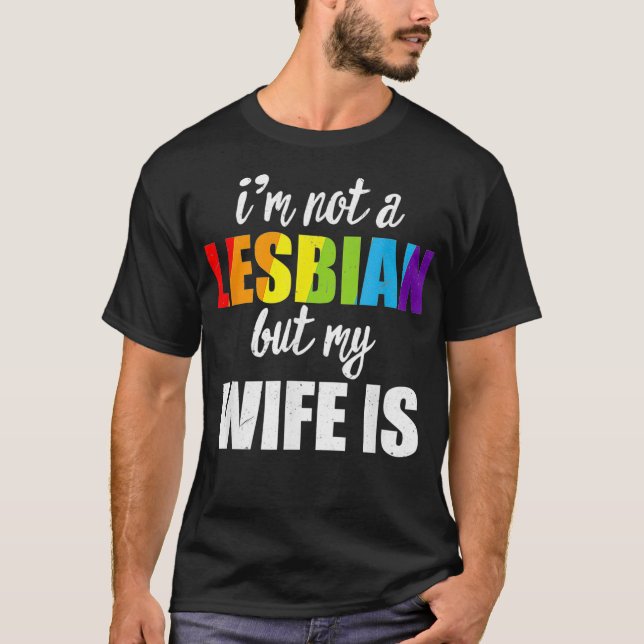 Camiseta Não Sou Lésbica, Mas Minha Esposa É Casada Arco-Ír (Frente)