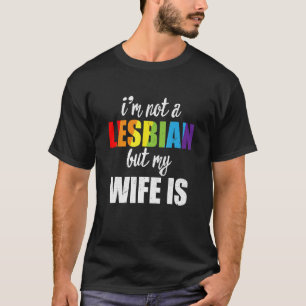 Camiseta Não Sou Lésbica, Mas Minha Esposa É LGBT-Q Rainbow