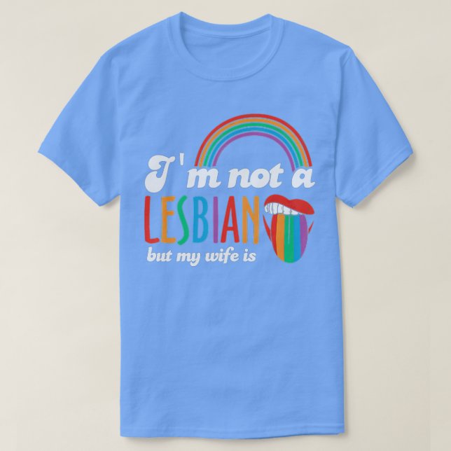 Camiseta Não Sou Lésbica, Mas Minha Esposa É LGBTFunny Lésb (Frente do Design)