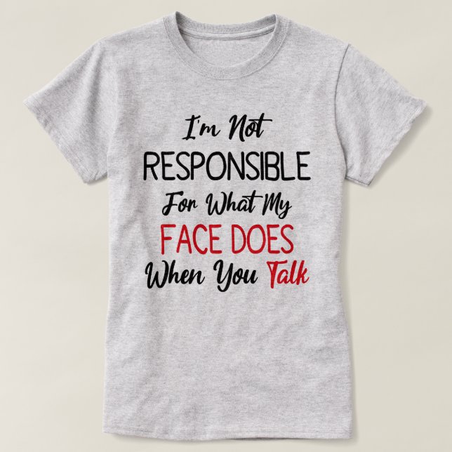 Camiseta Não sou responsável pelo que meu rosto faz quando  (Frente do Design)