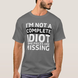 Camiseta NÃO SOU UM IDIOTA COMPLETO. Algumas peças estão fa