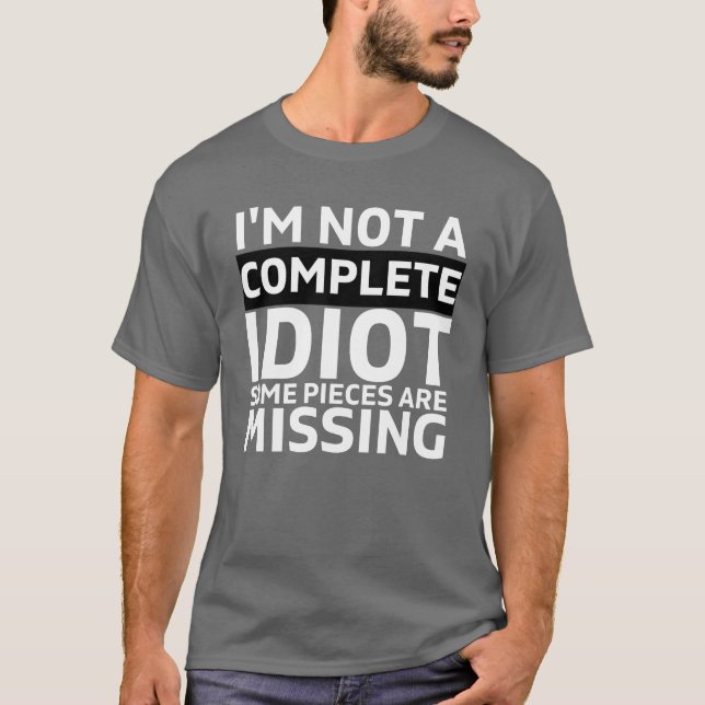 Camiseta NÃO SOU UM IDIOTA COMPLETO. Algumas peças estão fa (Frente)