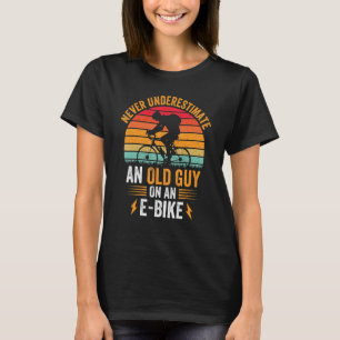 Camiseta Não subestime uma Cara antiga em um E-Bike Engraça