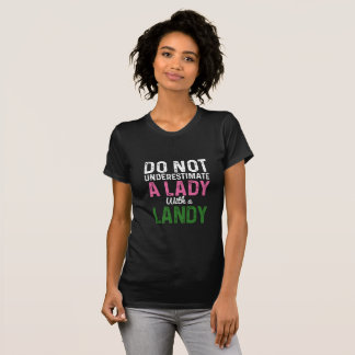 Camiseta Não subestime uma senhora com um Landy