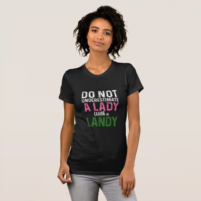 Camiseta Não subestime uma senhora com um Landy (Frente Completa)