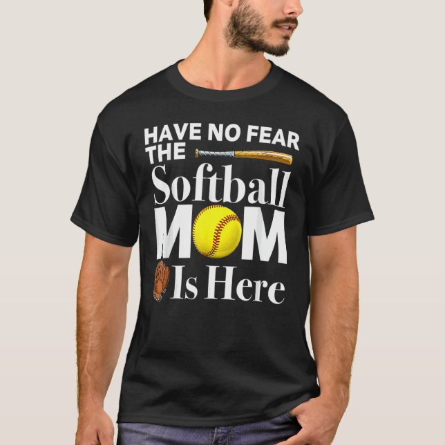 Camiseta Não Tenha Medo Que A Mãe De Softball Está Aqui Dia (Frente)