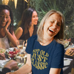 Camiseta Não Velho, Apenas Clássico Leitura Dourada Reltro<br><div class="desc">Não Velho,  Apenas Clássico,  Dourado Relíquio. Texto divertido do estilo 70s em brilho de ouro falso para a aniversariante!</div>
