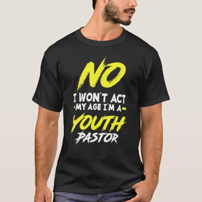 Camiseta Não vou agir na minha idade, sou um jovem pastor c (Frente)