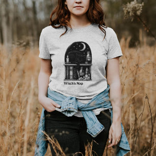 Camiseta Nap de bruxa - Gato preto dormindo na prateleira d