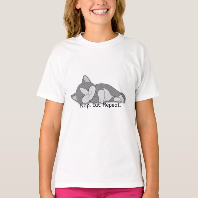 Camiseta Nap Eat Repeat T-shirt – Cute Sleeping Cat Graphic (Frente)