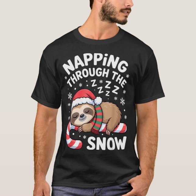 Camiseta Napng Through The Snow Funny Sloth Candy Cane Xmas (Frente)