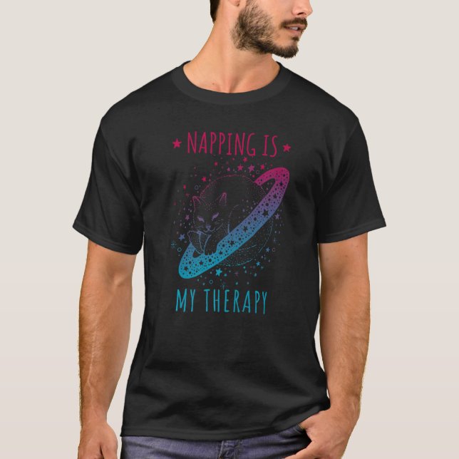 Camiseta Napping is my therapy sleeping dreaming cosmic cat (Frente)