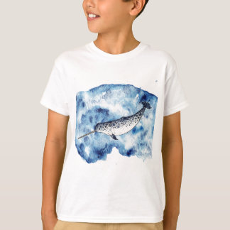 Camiseta Narwhal em um respingo do watercolour