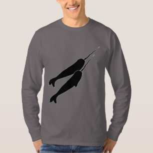 Camiseta Narwhals bonito que nada junto a silhueta preta