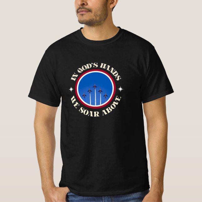 CAMISETA NAS MÃOS DE DEUS, ESTAMOS AQUI ACIMA DO PATRIÓTICO (Frente)