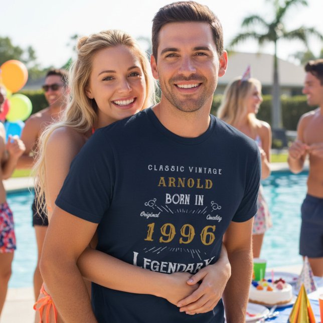 Camiseta Nascer aniversário de 30 anos em Legenda 1996 Pers (1996 Legendary T-shirt worn next to a pool.)