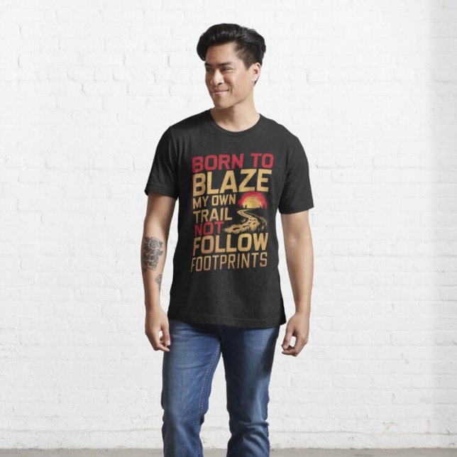 Camiseta Nascer de apagar minha própria trilha e não seguir (Criador carregado)