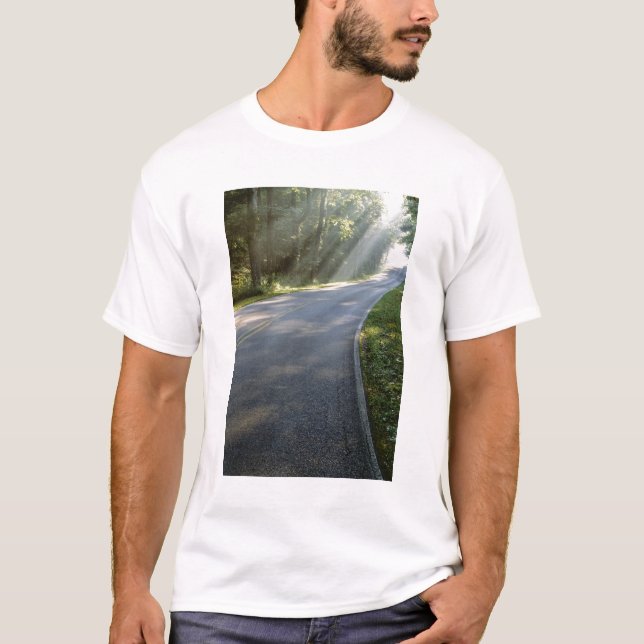 Camiseta Nascer do sol através da névoa ao longo do Rio Ver (Frente)