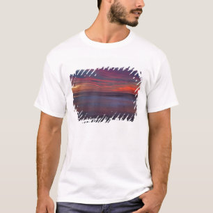 Camiseta Nascer do sol roxo na costa do oceano