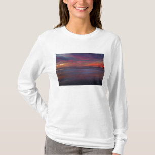 Camiseta Nascer do sol roxo na costa do oceano