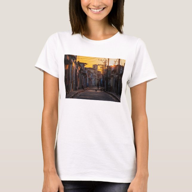 Camiseta Nascer do sol sobre a rua da cidade de Camaguey, (Frente)