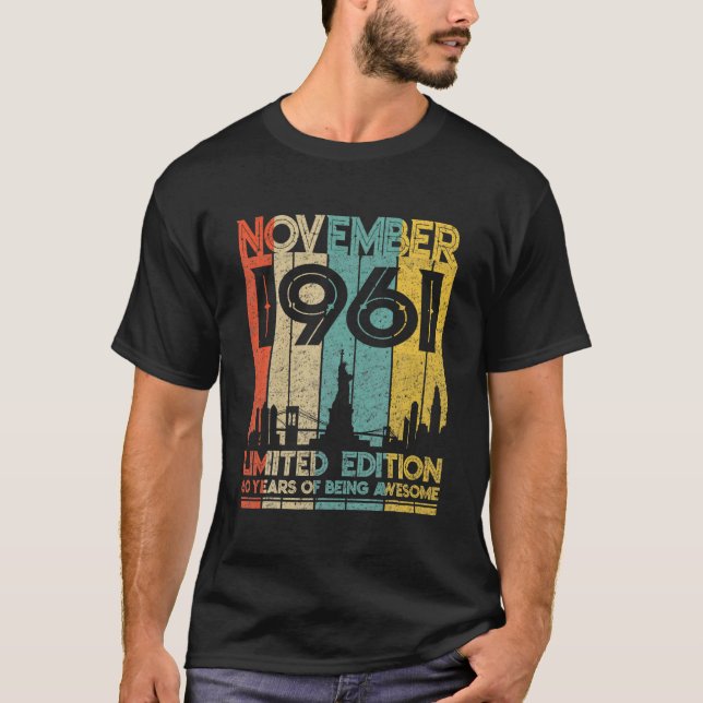 Camiseta Nascer Em Novembro De 1961 Birthday Limited Editio (Frente)