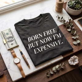 CAMISETA NASCIDO LIVRE MAS AGORA SOU CARO