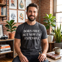 CAMISETA NASCIDO LIVRE MAS AGORA SOU CARO