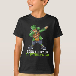Camiseta Nascido Sortudo no Dia de São Patrício Dabbing Ani