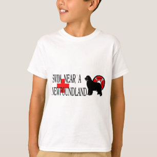 Camiseta Natação perto de uma Terra Nova