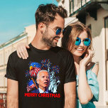 Camiseta Natal Biden Engraçado Joe Biden Confusou Xmas<br><div class="desc">Joe Biden confundiu a Feliz 4 de Dia de os pais da bandeira dos EUA 4 de julho com fogos de artifício para homens,  mulheres,  democratas,  republicanos que são contra Joe Biden para presidente. Vista-o por algumas gargalhadas ou lágrimas salgadas. Trump 2024,  torcida pelos adeptos.</div>