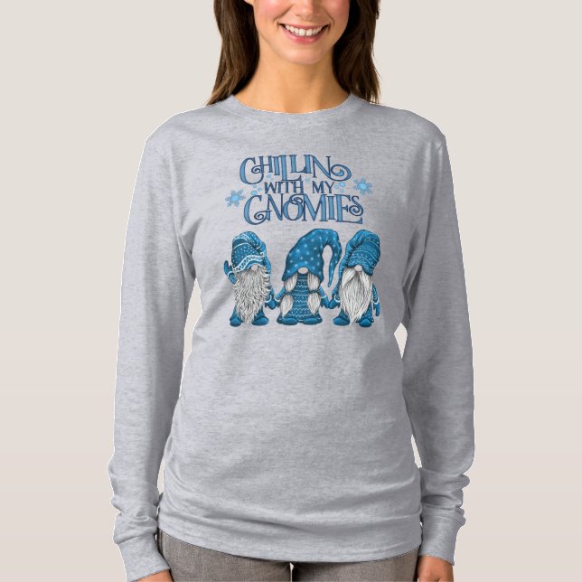 Camiseta Natal Blue Winter Trio Chillin Com Meus Gnomos (Frente)