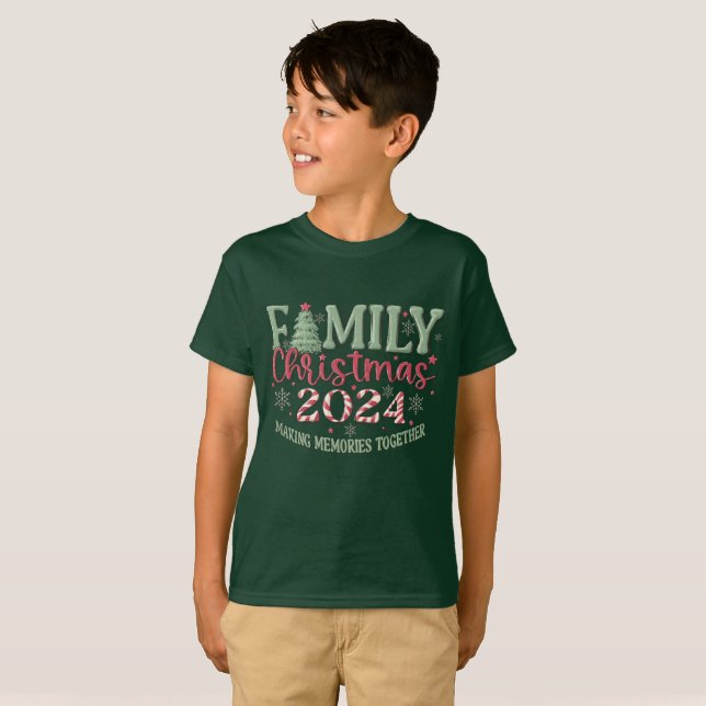 Camiseta Natal da família 2024 Boy Forest Green (Frente Completa)