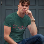 Camiseta Natal da família | Na moda Trendy Forest Green<br><div class="desc">Simples,  na moda "Natal com ()",  citação significa t-shirt na tipografia moderna minimalista em vermelho festivo,  branco e verde. O design pode ser facilmente personalizado com o(s) seu(s) nome(s) familiar(s),  ano(s) ou com saudação especial para filmes de feriado super fofos!</div>