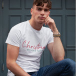 Camiseta Natal da família | Nome da família minimalista mod<br><div class="desc">Simples,  na moda,  "Natal com ()" significa t-shirt na tipografia moderna minimalista,  em vermelho festivo e verde. O design pode ser facilmente personalizado com o(s) seu(s) nome(s) familiar(s),  ano(s) ou com saudação especial para filmes de feriado super fofos!</div>