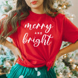 Camiseta Natal das Mulheres Vermelhas Modernas e felizes<br><div class="desc">Uma festa de Natal festiva para mulheres com tipografia moderna de escrita em minúsculas com "Feliz e Brilho" dizendo. O texto branco e o estilo de camisa vermelha podem ser modificados.</div>